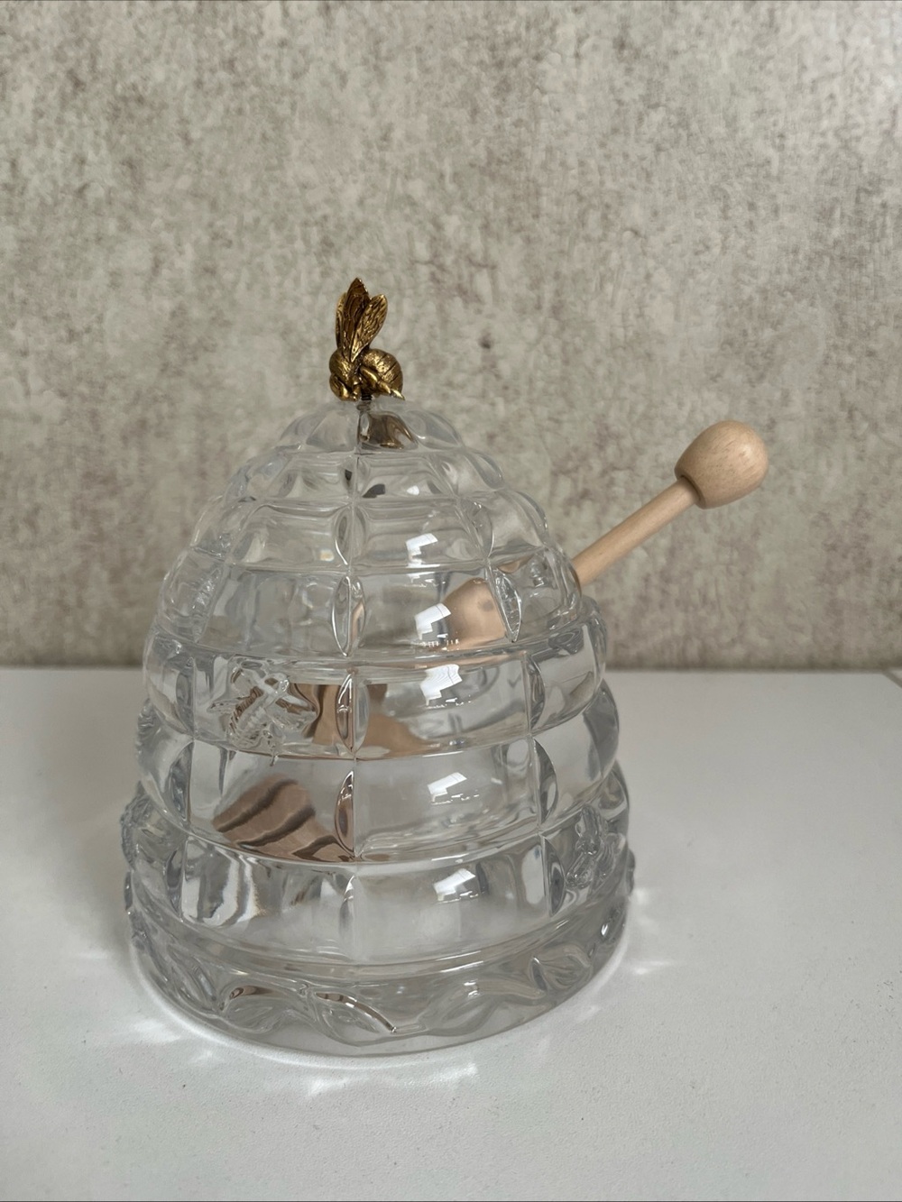 Crystal Beehive Honey Jar Golden Bee Topper Handle Wooden Honey Dipper 5.5”